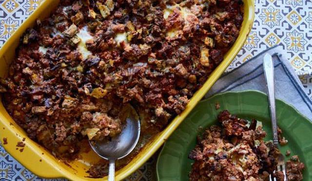 Makedonya'yla yllarca diplomatik sorunlara yol aan bir isim sorunu yaayan Yunanistan'n, bu kez de bu lkeyle musakka yemeinin kime ait olduu konusunda tartmaya girdii belirtildi.