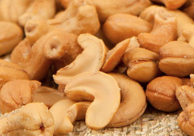 "K aylarnda zellikle taze sebze ve meyvelerin tketimi ok nemlidir. nk serotonin, triptofan denilen bir madde tarafndan sentezleniyor. Vcutta yaplamayan bu maddenin en nemli kayna, et, st ve st rnleri ile k sebzeleri ve meyveleridir. zellikle, brokoli, lahana, spanak, patates gibi sebzeler de triptofan asndan zengindir. Bununla birlikte, bakliyatlar ve zellikle kaju, ceviz, fndk, antep fst, badem gibi besinleri yeterli miktarda tketerek vcudumuzda serotonin salgsn artrmak mmkn."