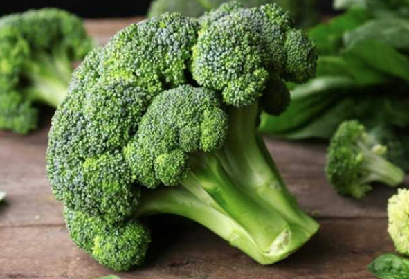 K aylarnda pek gremediimiz gne dolaysyla D vitamini dzeyinin dmesiyle birlikte, hem fiziksel hem de psikolojik sorunlar ortaya kabiliyor. Do. Dr. Terekeci, k yorgunluundan etkilenmemek iin nemli tavsiyelerde bulundu. Mutluluk hormonu olarak bilinen serotoninin, oksijen ve gne yla birletiinde, kiinin kendini daha mutlu ve enerjik hissetmesini saladn belirten Terekeci, k aylarnda serotonin salgsnn azaldna deinerek, bu durumun da kolay hastalanmaya yol atndan bahsetti.