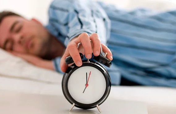 ERKEN UYANMAK: Gnmzde kullanlan birok antidepresan ila vcutta serotonin ykmn engellemek veya geciktirmek iin kullanlyor. Ancak serotonin eksikliinde yerine koyma ansmz bulunmuyor. Bu nedenle serotonin salgsn attracak gdalar youn olarak tketerek, gneli gnlerde ak havada yryler yaparak eksilen serotonini tamamlamak mmkn olabiliyor. Sabahlar yorgun uyanmak, gn ierisinde enerji sorunu yaamak, serotonin eksikliinin belirtisi olabilir.