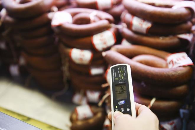 Ankara Gimat'ta yer alan toptanc marketlerinde gerekletirilen incelemelere Tarm ve Orman Bakanl Gda ve Kontrol Genel Mdr Muharrem Seluk ve Ankara l Mdr Blent Korkmaz da elik etti.