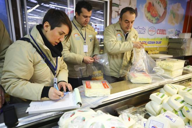 Bu numunelerin incelenmesi sonucunda asgari teknik ve hijyenik artlar uygun olmayan iletmelere rn bana 22 bin 742 lira para cezas uygulanacak.