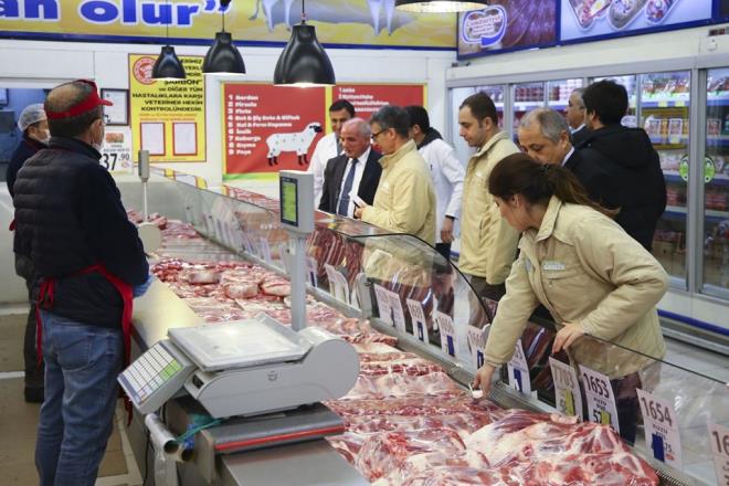 "Hijyen, gda kalitesi, taklit ve tai gibi konularda denetim faaliyeti gerekletirdik. Biz Trkiye sathnda yaklak 6 bin 800 personelle her gn denetimler gerekletiriyoruz. Kamuoyundan talebimiz, izlenebilirlii olmayan rnlere itibar etmesinler. Herhangi bir rn satn alrken kontrol ettiklerinde bir phe yayorlarsa ALO 174 Gda Hatt'n arasnlar. Bu hatta ihbar ederlerse biz annda oraya mdahale eder gerekeni yaparz."