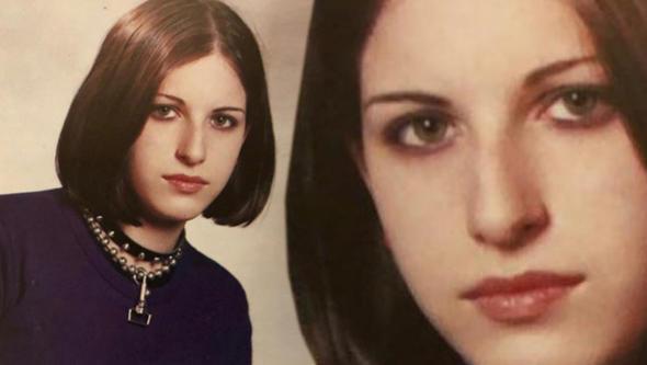 Kanal D'deki 2. Sayfa programnda imdilerde ok nl olan bir ismin yllar ncesine ait fotoraf yaynland. Program sunucular izleyicilere 'sadece gz rengi ayn kalan bu ismi tandnz m?' diye sordu.