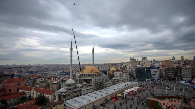 Temeli 17 ubat 2017`de atlan ve yaklak 2 bin 482 metrekare inaat alanna sahip caminin yapm devam ediyor.