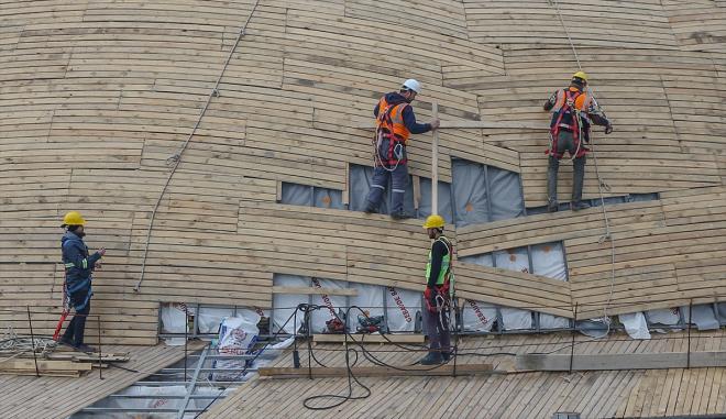 Taksim Meydan`ndan geen yerli ve yabanc turistler, alemin fotorafn ekti.