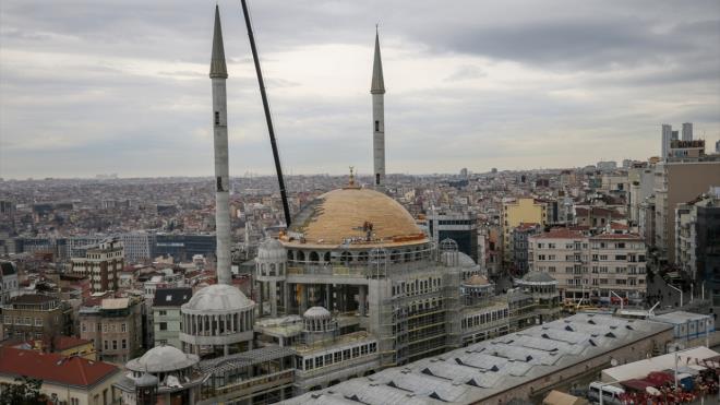 Mimarlar efik Birkiye ile Selim Dalaman imzas tayan camide vin yardmyla minarelerden birine 2,5 metre boyunda klah yerletirildi.