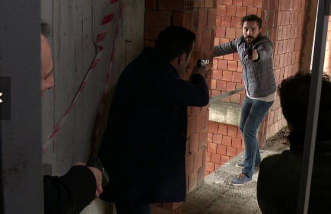 Dizinin ynetmeni Orhan Ouz, basn mensuplarna yapt aklamada, uzun yllardr ekranlarda olan "Arka Sokaklar'n Trk halknn byk beenisini kazandn syledi. 'Arka Sokaklar' dizisinin, hayatn iinden hikayelere yer verdiini ifade eden Ouz, insan hayatnda, toplumsal yaamda yargsal i ve ilemlerin nemli bir yeri olduunu belirterek, bu erevede yeni uygulamalar senaryolarnda ilemek istediklerini anlatt.