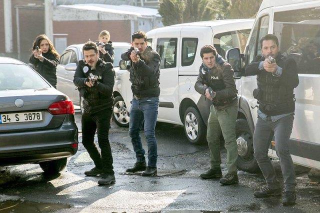 Kanal D ekranlarnda yaynlanan fenomen dizi Arka Sokaklar'a Adalet Bakanl tarafndan grev verildi. Adalet Bakanl tarafndan, iddet ve cinsel istismar maduru kadnlarla ocuklarn ifadelerinin alnmas iin zel oluturulan adli grme odalar, 'Arka Sokaklar' dizisinin senaryosuna girdi.