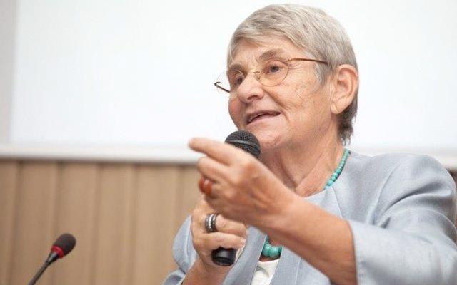 "GNDE K N SALIKLIDIR  N HASTALIKTIR"   24 saat iinde ilk yediimiz n kahvaltdr. Sk sk yemek deil, acknca yiyeceksiniz. Ackmay bekleyceksiniz. bn-i Sina sylemi, iki n salkl,  n hastalktr. Hz. Muhammet de ayn eyi sylyor. nk insan vcudu ona gre programlanmtr. Siz srekli yerseniz hormonlar arr. Siz mutlu olacam diye ona buna saldryorsunuz.