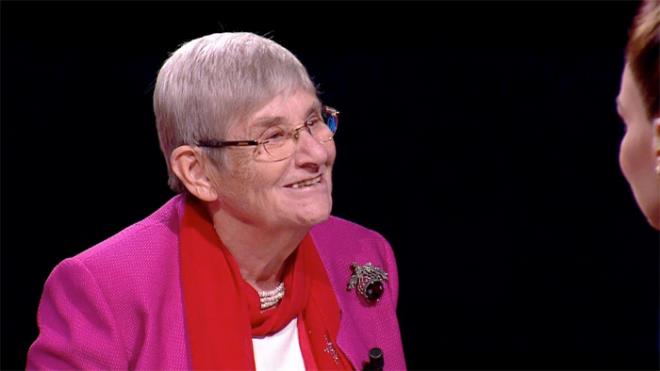 "KOLESTROL VCUTTAK YANGINI SNDRMEYE GDEN HORMONDUR"  tfayie arabalar giderler. Yangn onlar m karrlar? Hayr. Onlar yangn sndrmeye giderler. te vcutta da kan yangn sndrmeye giden kolestrollerdir. Kt eker vcutta trigliseriti ykseltir. Beyaz ekerden, tatllardan, gazl iecekleri azmza koyduumuz anda kan ekeri ykselir. Bu dolama kart anda btn hcreleri bozar.