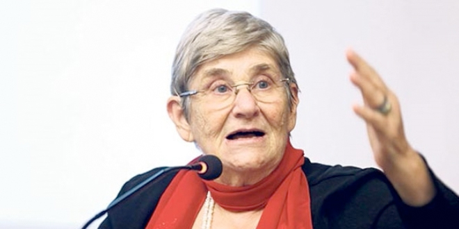 "HAMLEYKEN EKERL SU TEST YAPMAK KESNLKLE YASAKLANMALI"   Gebelik ekerini tespit etmek iin ekerli su veriyorlar, hatta kutularla msr urubu veriyorlar. Bu yanltr ve yasaklanmas lazmdr. Doru olan hamilelii anladmz andan itibaren, alk bir kan tahliliyle ortaya kabiliyor zaten. Tehis koyulabiliyor. Bu da erken doumlar, sakat doumlar, 3 aylk bebekte yetikin diyabet hastalklar kyor. Anne de mahvoluyor, ocuk da mahvoluyor.