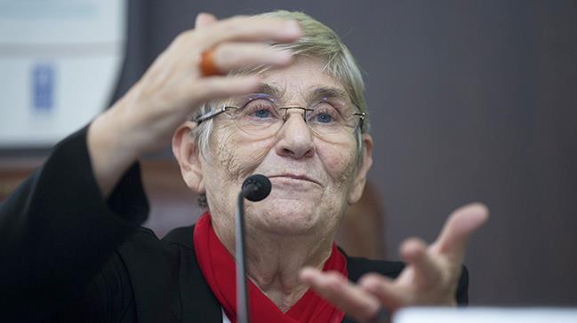  Hastalklar ve Kardiyoloji Uzman Prof. Dr. Canan Karatay, Habertrk TV'nin konuu oldu. Hlya Hlya Hkenek'in sorularn yantlayan Prof. Karatay, insanlarn doal besinleri tketmesiyle olas hastalklarn nne geebileceini kaydetti. Karatay, mevsiminde yetien sebzelerin tketilmesi gerektiine iaret edekek "Kn patlcan tketmeyin" diye konutu. Karatay'n konumasndan ne kan balklar yle: