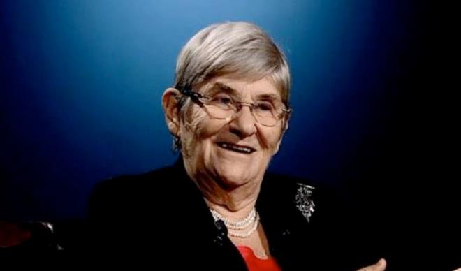 "PATLICAN HABER YAPMAYIN! PATLICAN YERNE YUMURTA YYN"   Mevsiminde ne varsa onu yiyin diyorum. Oturup da ocak aynda patlcan yemeyin diyorum. Doal olduktan sonra arya kamamak kaydyla meyve yenebilir. Elma, portakaln kurtlusu, organik, doal olann yiyebilirsiniz. Dierlerinde tarm zehri var. Medya kn patlcan haberi yapmasn. Peki ne yiyeceiz derseniz. Yumurta yiyin. Yaz aynda gnein en dik, glgenin en ksa olduu zamannda 20 dakika durursanz faydas ok fazla.