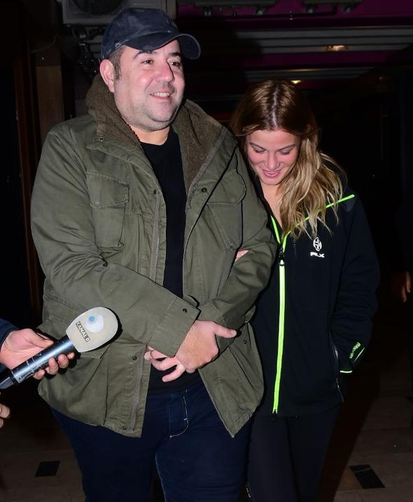 Evime geldim artk ekmeyin<br>  Cihangir&#8217;deki evine geldii srada gazetecilerin srarl sorularyla karlaan komedyen, &#8220;Buras evimin n, artk ekmeyin&#8221; diyerek sevgilisiyle binaya giri yapt.