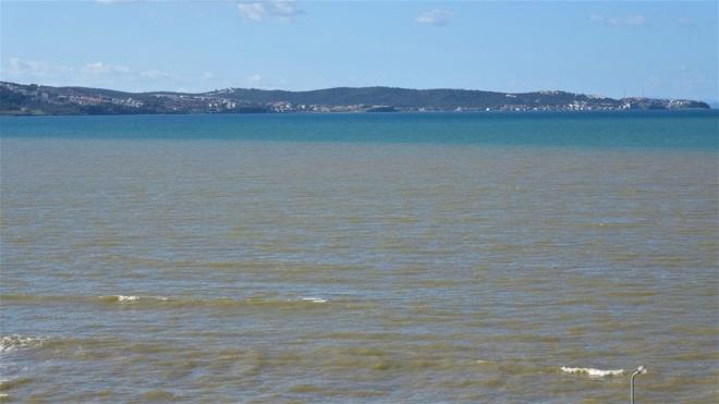 Esnaf Durmu Korkmaz, yapt aklamada, "Derenin az ren'de denizle buluuyor. Yamur yadnda dalardan gelen amurlu su, denizin rengini bu ekilde kahverengi yapyor. Dn blgemizde ok iddetli yamur vard. Bugn kan gnele beraber gzel grntler ortaya kt'' dedi.