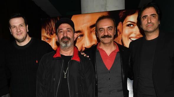 Organize ler&#8217;in devam filmi 14 yl aradan sonra bugn vizyona girdi. Ylmaz Erdoan&#8217;n hem senarist, hem ynetmen olarak imza att hem de Kvan Tatltu, Ezgi Mola ve Bensu Soral&#8217;la barolleri paylat film iin nceki gn Soho House&#8217;ta zel bir gsterim dzenlendi. Ylmaz Erdoan&#8217;n ev sahiplii yapt geceye filmin oyuncularnn yan sra Cem Ylmaz-Defne Samyeli, ahan-Selin Gkbakar, Mahsun Krmzgl ve Demet Akba&#8217;n aralarnda olduu sanat dnyasnn nl isimleri katld.