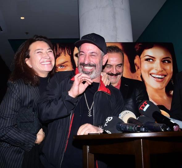 Cem Ylmaz:   Aslnda bizim gibi, yaratan, reten, izen insanlarn pek hak etmedii bir sre yaadk. nallah bu yeni kan kanunla olay tatlya balanmtr. Neticede gzel eyler retiliyor, herkes hakikaten hayatn koyuyor, imdi ok gzel bir film izledik, helal olsun. Btn herkes iini ok gzel yapm, seyircimizi salonlara bekliyoruz. Cem Ylmaz, Ata Demirer&#8217;e gnderme yapmay da ihmal etmedi: &#8220;Ata nerede ya, sinemay brakt. Ben yle duydum, bilmiyorum.&#8221; Ylmaz&#8217;n bu esprisi kahkahalara neden oldu.