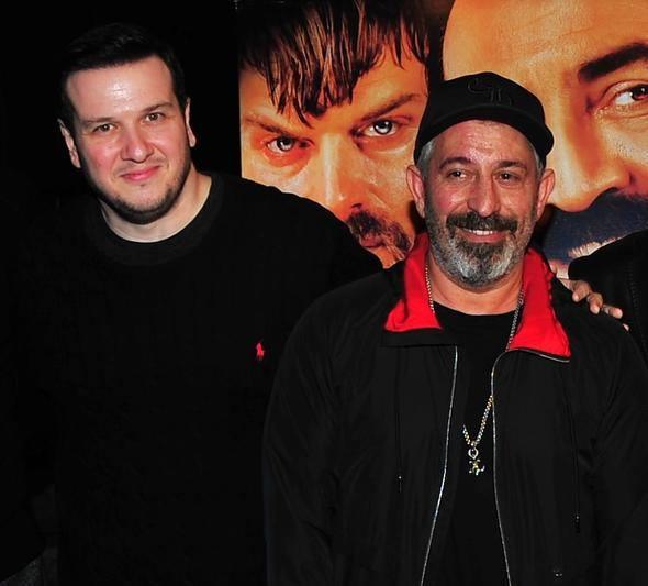 ahan Gkbakar:   Sinema iin ok nemli bir yasa kt. Yllardr bizi izleyen seyircimizi gldrmek iin abalyor buradaki herkes, inallah bundan sonra da beraber bir eyler yaparz. ok gzel, beni ok artan bir film izledim. Kalemi kuvvetli olan Ylmaz Erdoan&#8217;n beni kahkaha attrdktan 3 saniye sonra duygulandrabilmesi inanlmazd.