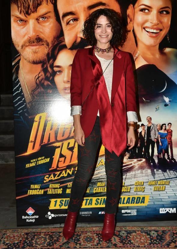 Ylmaz Erdoan&#8217;la evlilii 2 ay nce sona eren Belim Bilgin de gecenin konuklar arasndayd. Bilgin, &#8220;Hzl, performanslarn ok yksek olduu, kahkaha dolu ahane bir film. Kvan&#8217; bundan sonra hep komedide grmek isteyebiliriz, inanlmaz bir performans sergilemi&#8221; diye konutu.