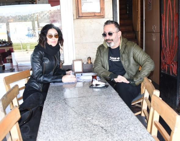 Ba baa meknda kahve ien ikili kendilerini eken muhabirlerin rportaj isteini kibarca geri evirdi.