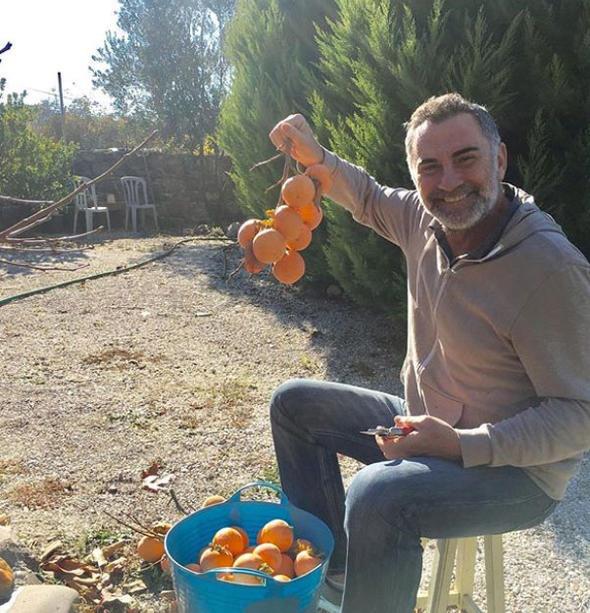 Maddi skntlar olduu iin deil, daha gzel bir hayat iin konteynere yerletim.  tane daha evim var. Birini kk aalardan kendim ina ettim. Dierlerini ise kiraya veriyorum. Genelde yabanclar konaklyor. Gelip grseler hepsi muazzam. Kalabalktan uzak olmak, dnebilmek, balk tutmak ahane. 52 yandaym! Artk grltl ortamlar, Beyolu&#8217;ndaki barlarda, kulplerde gezmek bana gre deil.