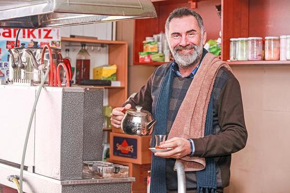 'mrm sinema ve dizi setlerinde geti'  <br>  Setlere dnmemin en byk etkeni Trker nanolu. Bata &#8216;Kahveci Mahmut&#8217; rolnn bana uymayacan dndler. &#8220;Atilla Saral manken, nasl olacak?&#8221; dendi. Ama ben yaptm. Trker Aabey benim babam gibidir. 1987&#8217;de Hrriyet Gazetesi&#8217;nin dzenledii &#8216;Sinema Kral&#8217; yarmasnda Trkiye 2.&#8217;si oldum. mrm sinema ve dizi setlerinde geti. Yeterince birikim yaptm ve &#8220;Artk yeter&#8221; dedim. Ege&#8217;ye tanarak kendime farkl bir hayat kurdum.