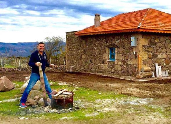 Lks evlerde oturmann ok gereksiz olduunu yllar sonra rendim. Mutluluu kck bir konteynerde buldum. Sabah kalkar kalkmaz denize atlyorum. Zeytin aalarm, sebzelerim, meyvelerim var. Her eyimi kendim retiyorum.