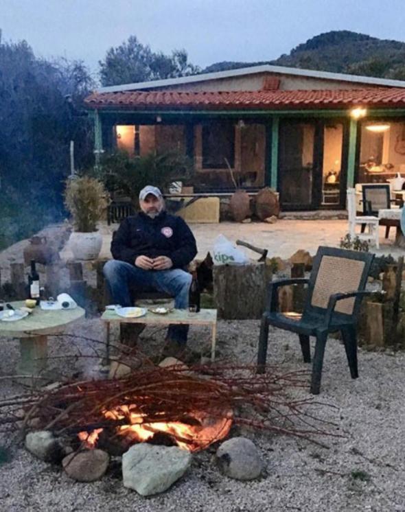 ehirde nefes alamyorum, ehre indiimde bir an nce Asos&#8217;a dnmek istiyorum. nceden bir plajm ve bir beach restoranm vard, iletiyordum. imdi &#8220;Tavuklara yem mi versem&#8221; ya da &#8220;Hayvanlarm ne durumda&#8221; diye dnyorum.