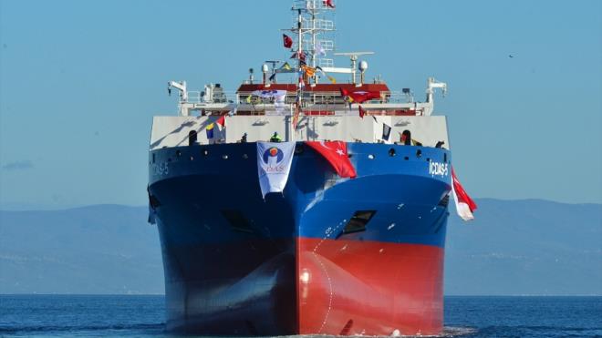 Son olarak i tefirat ve elektronik dizayn almalar kalan gemi iin irket yneticilerinin de katlmyla dzenlenen trende kurban kesildi, dua edildi. Ardndan "Vira Bismillah" denilerek geminin suya indirme ilemi yapld.