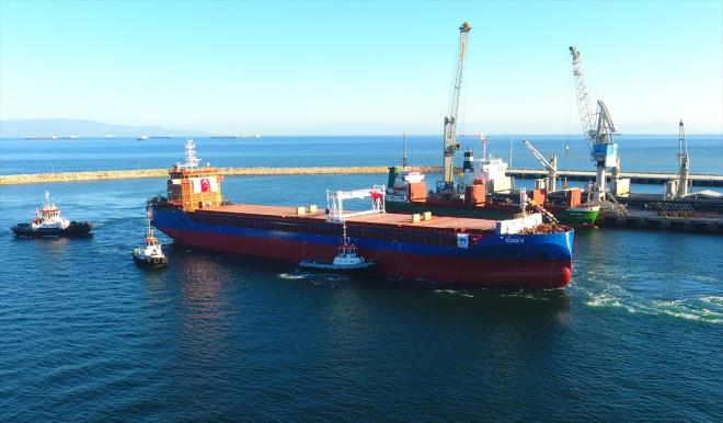 Uak gemisi retimi iin dev kuru havuz almalar sryor     Biga`daki fabrika tesislerinde uak gemisi retmek iin 50 milyon dolarlk yatrmla balanan kuru havuz inaat da sryor. DA`n anakkale`de yer alan Deirmencik elik ve enerji retim tesisleri ile tersanesinin bulunduu yerlekede 2017`de yapmna balanan "Yerli ve Milli Uak Gemisi Yapm Havuzu", 370 metrelik boyu ve 70 metrelik geniliiyle tamamlandnda lkenin en byk gemi ina alan olacak. Byk oranda fiziki gereklemenin saland almalarn yl sonuna kadar tamamlanmas planlanyor.