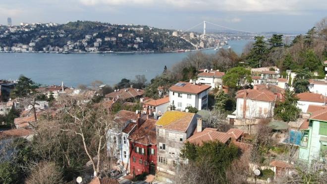 Ylmaz, "Fiyatlar her gayrimenkulde olduu gibi ilk lokasyona gre belirleniyor. Nerede olduu ok nemli. Etrafndaki yaplama ok ok nemli. Gecekondu ve kt yaplama var m yok mu? Bitiik nizam ve mstakillik nemli. Tarihi eser bir bina alrken ncelikle yapmamz gereken Tabiat ve Kltr Varlklarn Koruma Kurulu'na gidip alacamz eserin tescili olup olmad, kanc grup eski eser olduuna dair incelememiz gerekiyor. Eer restorasyon yaplmas gereken bir yer ise rlve restitsyon restorasyon projelerinin yaplp onaylatlp, daha sonra bu konuda uzman bir mimar eliinde almalarn yaplmas gerekiyor. Tarihi eser olduu iin Antlar Kurulu'na bal ama eer boazn n grnmneyse Boazii mar Mdrl de iin iine giriyor. Buradan da takip edilmesi gerekiyor. Bunlarn dnda arsa metrekaresi ve toplam metrekaresi ok nemli. Ancak tarihi eser deyince insanlarn aklna ilemeleri olan, ierisinde sslemeleri olan, yksek tavanl, daha geni oturumlu, klasik Osmanl mimarisi, ortada bir sofa ve etrafnda dalan kkler hayal ediliyor. Bu tarz mlklerin fiyatlar dierlerine gre ok daha yksek oluyor" diye konutu.