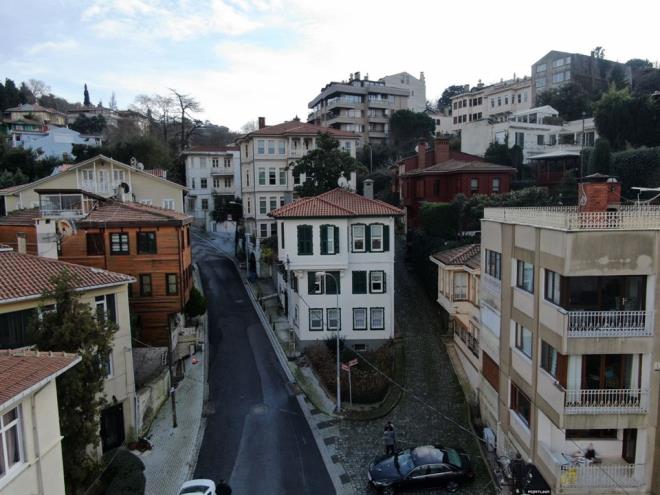 Sinem Aykcan Ylmaz, "Birinci derece olan tarihi eserler daha ok kkten te kasr ve saray vasfnda oluyor. Onlarn hibir ekilde restorasyon srasnda orijinalliini bozamyorsunuz. inde, dnda orijinali neyse ona uygun olarak yaplmak durumunda. kinci snf eserlerde d ayn kalmak kouluyla ierisinde gnmz yaam koullarna uygun olarak deiiklik yapmanza izin veriliyor" dedi.