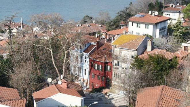 stanbul'da satlan kkler hakknda bilgi veren gayrimenkul danman Sinem Aykcan Ylmaz, "Kk byk bir bahe ierisinde yaplm, gsterili, ssl evlere deniyor. Kklerden 34 bini stanbul'da bulunuyor. skdar, Beikta, Saryer, Adalar'da ok fazla kk var. Bunun dnda semtlerde daha az sayda kk bulunuyor" dedi.