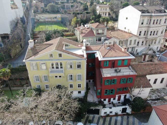 Ylmaz, "stanbul'da u anda 250-255 adet satlk tarihi eser kk ve konak bulunuyor. Bunlarn sat rakamlar 7.5 milyon liradan balayarak 150 milyon liraya kadar kyor. Birka tane ok daha byk, 20 dnm arazi ierisinde, boaz manzaral yaklak 4 bin metrekare kapal kullanm alan olan bir yer var. Onun rakam 500 milyon lira. Bu tr yaplar bir iki tane bulunuyor. Kiralk fiyatlar 25 bin liradan balyor, 150-160 bin liraya kadar byklklerine ve tadklar zelliklere gre deiiyor" eklinde konutu.