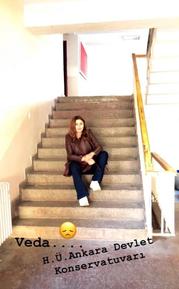 Sosyal medya hesabndan paylat fotoraflarla anlarn canlandran nl oyuncu okuluna u szlerle veda etti; Biz geldik, vedaya... Bu tuhaf bir hismi... Baz duvarlar senin ilk genliine ahit... lk kalp arpntna, ilk hayal krklna, ilk zgvenine... Srlarnz var ortak. Ruhu var baz binalarn...