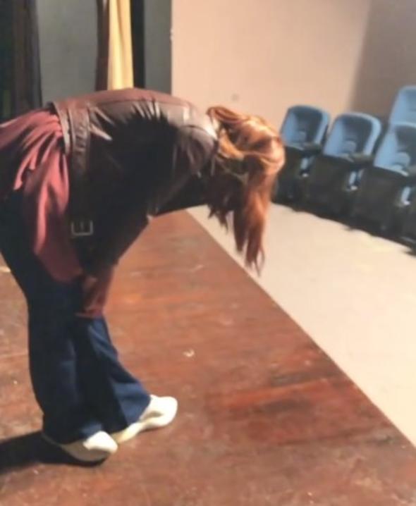 Sanrm her ey derinliini yitiriyor. Her ey tek renk olmaya doru gidiyor... Her eyin ve herkesin olduu gibi binalarn da szs kalyor... Ben kzma; 'ite benim hayatmn dnm noktas bu okul!' diyebileceim bir bina olmayacak. Hazin... Okulum, seni zleyeceim! Okuluma veda kran ve burukluk ile...