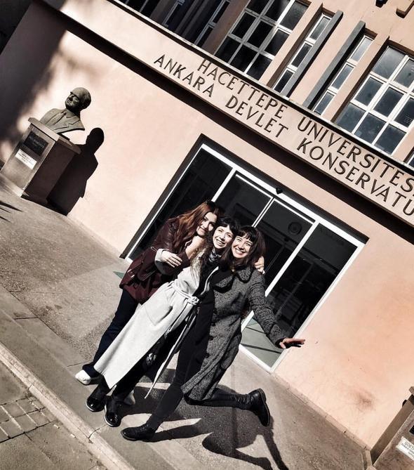 Snf arkadalaryla bir araya gelen akr, zaman zaman duygusal anlar yaad.