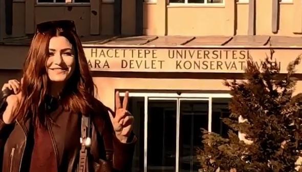 2000-2004 yllar arasnda Hacettepe niversitesi Ankara Devlet Konservatuvar'nda eitim alan Deniz akr okuluna veda etti.