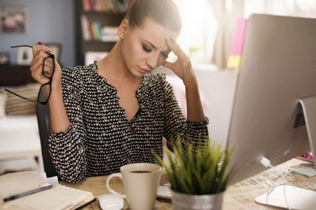 PEK UNUTKANLIK NEDEN OLUR?  <br>  - Tiriod bezi hastalklarnda hormonlarn yeterince almamas vcudun yan sra beyinde de ciddi hasarlar aar. Bunlardan en yaygn da unutkanlktr.  <br>  - Sinir sistemindeki bozukluk ruhsal bozukluu beraberinde getirir. zellikle depresyon ve stres gibi durumlar kiinin unutmasn salar.  <br>  - Vcudun yeterince oksijen almad anlardan sonra da ksa bir sreliine unutkanlk yaanr.  <br>  - Uzun sre alan ve uyku uyumayan kiide de unutkanlk yaygndr.  <br>  - Bakl ve metabolik bozukluu olan kiilerde de unutma gibi durumlar ortaya kar.