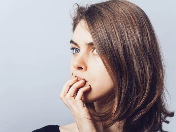 Genlerde unutkanlk<br>    Bellek bozukluu olan kiiler sadece tembel olanlar deildir. ok zeki insanlarda da bir sre sonra unutkanlk balayabilir. Beyinde bulunan hcreler srekli bir iletii halindedir. bunda beyin ii iletimi salayarak gelen bilgileri korur. Daha sonra kullanlmas gerekilen yerde kullanlr. Ancak bu durum yaanlan bir beyin travmas ya da azalan vitamin ve minerallerle ilevselliini yitirir. Bu durum sinsi sinsi ilerler. Gsterdii baz belirtiler ile baz hastalklarn belirtileri ayn olduundan uzun bir sre fark edilmez. Bu yzden erken yata bir uzmana danmaldr.