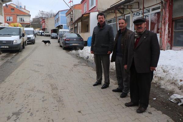 Kn elektrik kesildii zaman bir tarafta klarn yandn dier yanda ise yanmadna dikkat eken Aydn yle konutu: "Burada yaanan baz farkllklar olarak kn elektrikler kesildiinde yolun bir tarafnda varken bir tarafnda olmuyor. Yolda yaplan almalarda iki ehrin belediyeleri kendi aralarnda anlap almalar yapyor. Biz burada bir admla il deitiriyoruz"