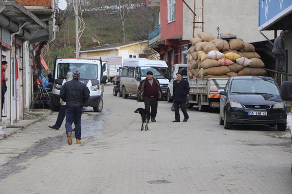 Elimda Mahallesi Muhtar Ferruh ktem de komu enbolluk Mahallesi ile aralarndaki tek ayrmn Ramazan ayndaki 1 dakikalk ezan vakti olduunu dile getirdi. ktem, "Biz burada yllardr komuyuz. Aramzdaki tek ayrm Ramazan aynda 1 dakikalk ezan vakti. Komularmz iftarn 1 dakika nce ayor. Burada farkl gzellikler oluuyor. Burada yolun bir taraf Samsun, bir taraf da Ordu snrlarnda" diyerek yrede komuluk ilikilerini etkileyen bir durumun olmadn syledi.