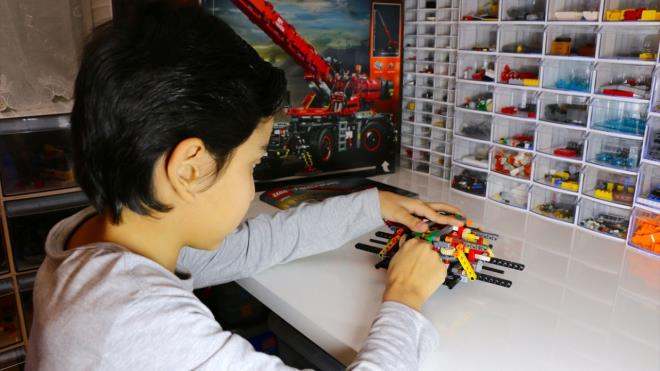 "Evin bir odasn Efe`nin legolarna ayrdk"     Baba Frat Bilgili ise Efe doduunda yapm oyuncaklar almaya baladn ve olunun 2-3 yandayken puzzle ya da byk para oyuncaklar birletirmeyi sevdiini anlatt. Efe`ye daha sonra lego almaya baladklarn belirten Bilgili, unlar syledi: "Bunlar zevkle yapp kullandka dier oyuncaklar houna gitmemeye balad. lkokul srecinde okulda lego aktivitelerine katlmaya balad. Efe bydke her geen gn daha ok parayla daha gzel legolar yapyor. lk nce kendi odasnda legoyla ilgili bir ksm belirlemitik. Zamanla odasna smamaya balad. imdi evin bir odasn Efe`nin yapt legolara ayrdk. Legolar birletirmesi ve tasarlamas iin atlyeye dntrdk. 2-3 bin paralk legoyu bir gnde tamamlyor. Sevdii bir lego olduunda bandan hi kalkmadan yapyor. Efe`ye `Legolarn Efendisi` balyla Youtube kanal kurduk. Abone saymz az olsa da Tayland, Gney Kore gibi Uzak Dou lkelerinde Efe`nin videolar ok izleniyor." Bilgili, legonun kendileri iin ok pahal bir ura olmaya baladn belirterek, "Her geen gn yeni kan bir modeli almak bizi ekonomik olarak etkiliyor." dedi.