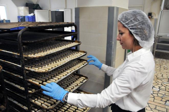 'HEDEFLERM VAR'   Einin bu firma iin ok mcadele ettiini syleyen Karaman, "Ben de ondan bu bayra alp devam etmek istedim. 2 ocuum var onlar iin ok daha iyi yerlere gelmek istiyorum" dedi. Daha nce hi yneticilik yapmadn belirten Karaman, "Ustalarmz 25 yldr bizimle. Herkes bana destek oldu.