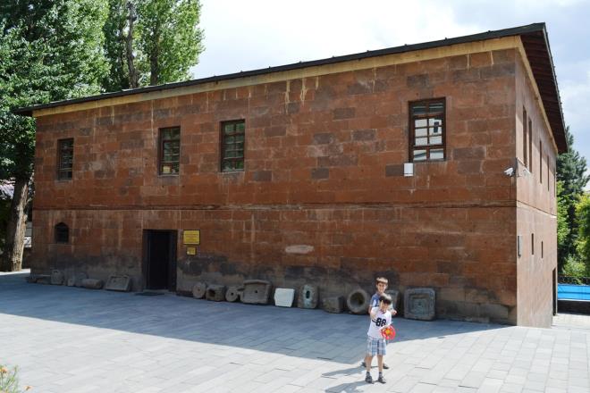 13- Bitlis Etnografya Mzesi; Mze 2005 ylnda kurulmu Pazartesi gnleri dnda her gn ak ve halka cretsiz hizmet veriyor.