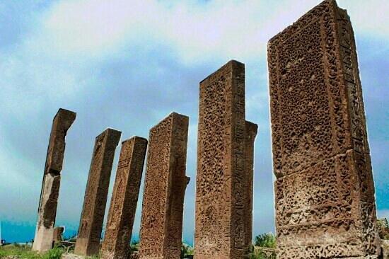 3- Ahlat ehir mezarl: Eski Seluklu mezarl panaromik grntsyle sizleri etkileyecektir. 8 bine yakn antn bulunduu mezarln yaknlarndaki kmbetleri de ziyaret etmelisiniz.