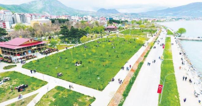 1- Tatvan&#8217;da sahil yry: Vangl ekspresinin son dura. Burada indikten sonra, ehirdeki otellerden yerinizi ayartp Tatvan sahilinde yry yapabilir, kahvaltnz yapabilirsiniz.