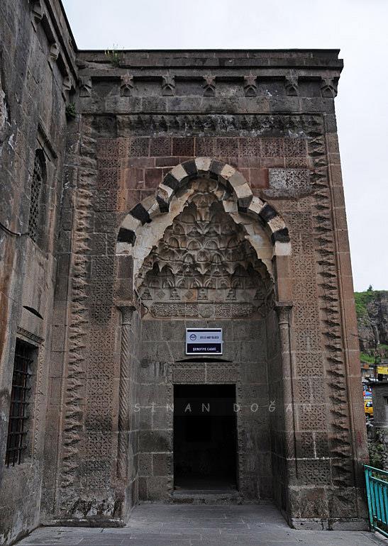 10- Bitlis merkez erefiye Medresesi, 1529 ylnda yaptrlan erefiye Medresesi ziyaret edilebilir.