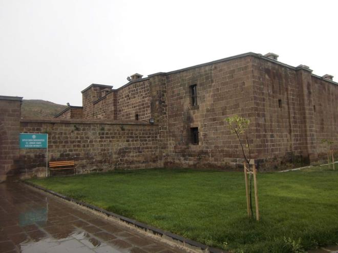 11- El-Aman Han, Anadolu&#8217;nun en byk Kervansaraydr. Rahva dz denilen blgede yer alyor. Mevki olarak Tatvan k Bitlis giriinde yer alyor. uan da halka ak sosyal tesis olarak kullanlyor.